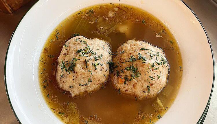 麥茨球湯（matzah ball soup）