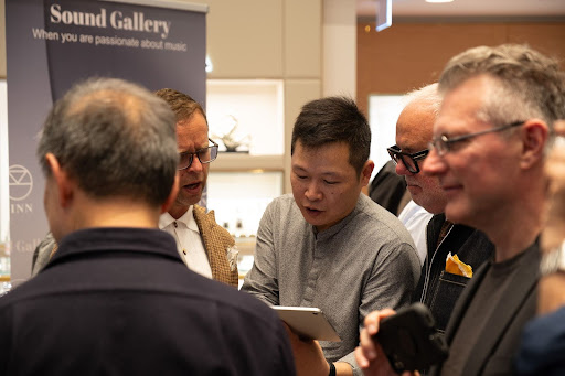 活动现场，Sound Gallery创始人John Ong正向来宾介绍高保真设备