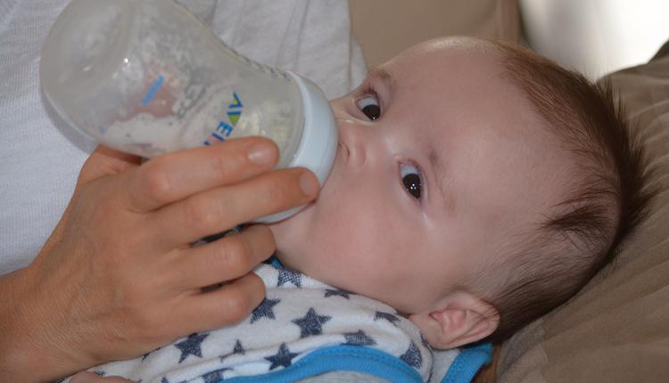 婴儿，婴儿喝奶